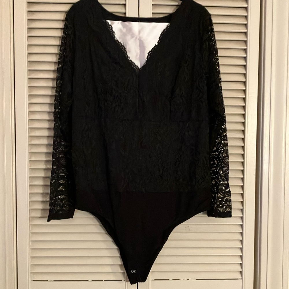 Torrid Size 2 (18-20) Black Long Sleeve Lace Body V Neck Bodysuit Lightly Lined